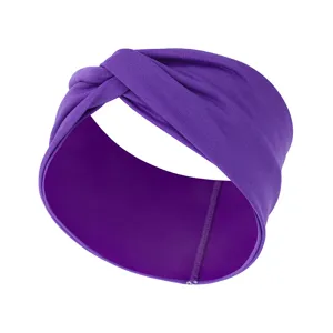 Violettes, gedrehtes, breites Haarband im Detail, weicher Strickstoff für den Alltag.