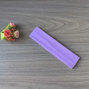 Gros plan d'un bandeau de yoga élastique de couleur unie en violet, parfait pour le sport.