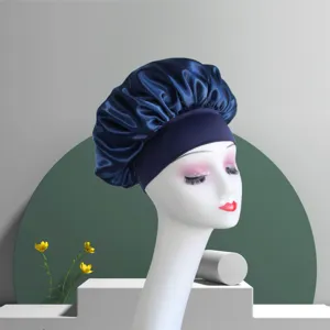 Dunkelblaue Satin Schlafhaube Detailansicht, glatter Stoff und breiter elastischer Rand.