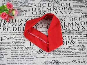 Bandeau de yoga élastique rouge uni pour le sport et le fitness. Accessoire de cheveux doux.