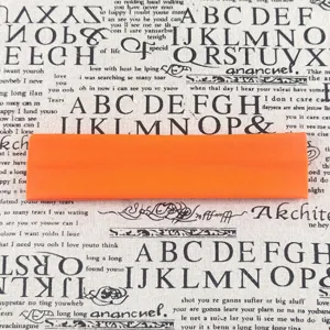 Gros plan sur le bandeau de sport élastique orange uni, texture en tissu doux et souple.