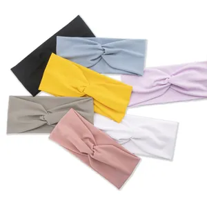Set di fasce per capelli elastiche larghe e annodate per yoga sport e stile.