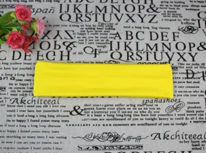 Vue détaillée d'un bandeau de sport élastique jaune vif, mettant en valeur le doux tissu.