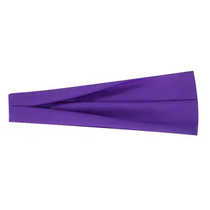 Nahaufnahme Detail eines einfarbigen lila Sportstirnbands, elastisches Fitnessschweißband.