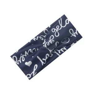 Dunkelblaues breites elastisches sporthaarband mit weißen handgeschreven letters en hartjes.