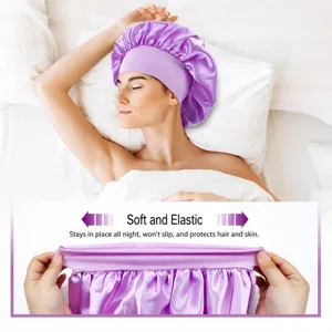 Violette Satin-Schlafmütze mit breitem Gummizug für bequeme Haarpflege und nächtlichen Schutz.