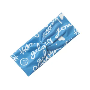 Detailansicht des blauen elastischen Yoga-Stirnbands mit weißer Schrift und süßen Herz-Smileys.