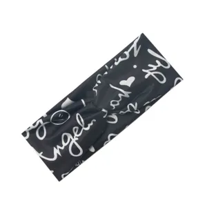 Schwarzes verdrehtes Sportstirnband mit weißen Graffiti-Buchstaben und Herz-Print.