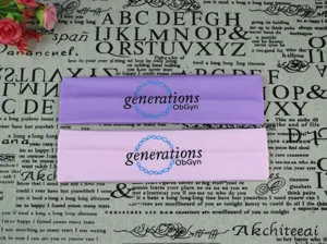 Ensemble de bandeau de sport élastique confortable en violet et rose avec logo personnalisé.