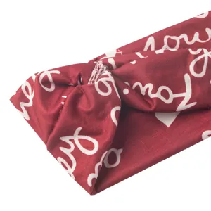 Rotes sportliches Stirnband Yoga elastisches Haargummi mit weißem Buchstaben Druck stil