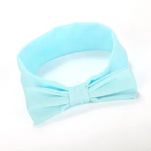 Schattige lichte blauwe strik haarband voor baby's, zachte stof haaraccessoire voor meisjes.