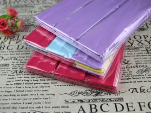 Bandeaux de sport et de yoga élastiques de couleur unie emballés dans des sachets.