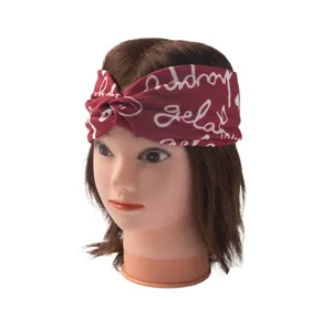 Detailansicht des dunkelroten breiten elastischen Stirnbands mit weißem Buchstabenprint.