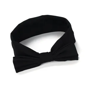 Gedetailleerd overzicht van een zwarte stoffen haarband met strik voor kleine meisjes.