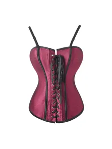 Vue rapprochée détaillée d'un corset vintage rouge pour femme avec rubans de lacets noirs.
