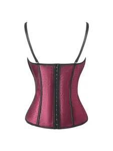 Détail de corset en dentelle mesh bordeaux avec bretelles noires et fermeture métallique.