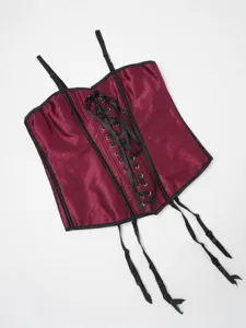 Top corset bordeaux avec laçage en ruban noir, bretelles ajustables et détails de jarretelles.
