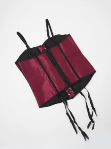 Corset shapewear bordeaux avec dentelle noire, baleines et porte-jarretelles réglables.