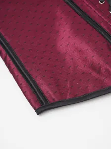 Détail en gros plan de corset de taille en dentelle bourgogne pour femmes avec bordure noire.