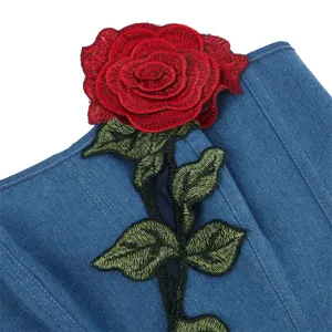 Corset bustier en denim bleu avec broderie de rose rouge, serre-taille vintage sans bretelles.