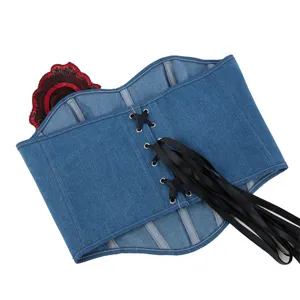 Corset en jean bleu serre-taille avec application de dentelle rose rouge et rubans de laçage noirs