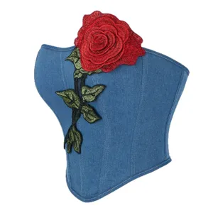 Haut corset en denim bleu avec broderie rose rouge pour un style rétro et chic élégant.