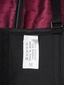 Gros plan détaillé du matériau gainant en dentelle pour femmes et étiquette, taille M.