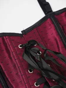 Vue détaillée d'un corset en dentelle de style européen en bordeaux avec laçage noir.