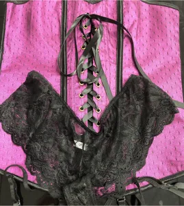 Vue détaillée du corset en dentelle violette pour femme avec bretelles jarretelles noires.