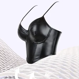 Top corsetto in ecopelle nera con stecche, crop top bustier senza maniche sexy donna.