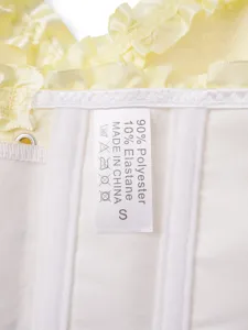 Detailaufnahme des inneren Pflegeetiketts mit Materialangabe von 90% Polyester und Größe S.