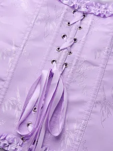 Lila Korsett Detailaufnahme mit Jacquard-Stoff Textur, Metallösen und Satin-Schnürbändern.