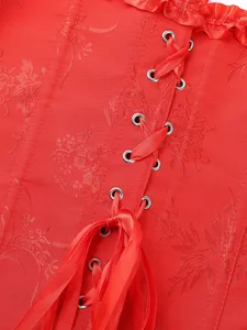 Rotes Korsett Oberteil Detail Ansicht mit Metall Oesen Satinschnurung und Jaquard Muster.