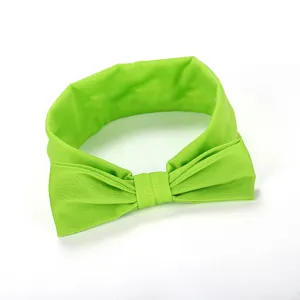 Detail groene strik haarband, schattig haaraccessoire voor meisjes, zachte stof voor dagelijks gebruik.