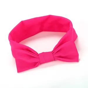 Roze stoffen strik haarband detail, zacht materiaal, schattig ontwerp voor kleine meisjes.