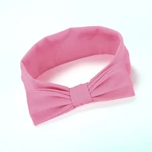 Roze stof strik haarband detailopname, schattig kinder haaraccessoire close-up zicht.