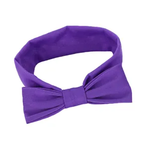 Paarse stoffen strik haarband voor schattige kleine meisjes, haaraccessoire hoofdweergave.