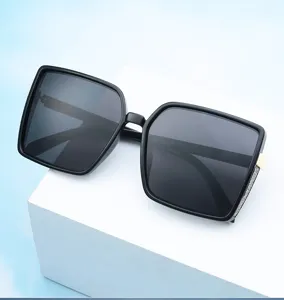 Lunettes de soleil carrees oversized pour femmes avec verres polarises et accents metalliques.