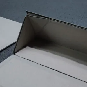 Estuche para gafas triangular plegable portátil en gris, caja de almacenamiento de gafas moderna.