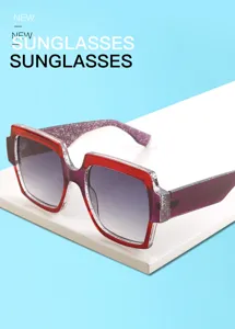 Élégantes lunettes de soleil carrées et épaisses à monture pailletée rouge et verres gris.