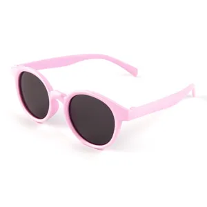 Leuke roze kinderzonnebril met rond montuur, stijlvolle UV-bescherming voor de zomer.