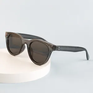 Occhiali da sole polarizzati alla moda per uomo e donna, protezione UV ottimale e chic.