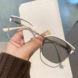 Blaulichtfilter photochrome Katzenaugen Brille für Damen, trendiges Metallgestell.
