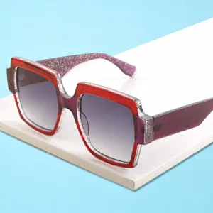 Lunettes de soleil rétro à monture carrée épaisse et dégradé pailleté élégant.
