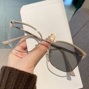 Modische Blaulichtfilter Katzenaugen Brille fuer Damen, schicker Metallrahmen optische Brille.