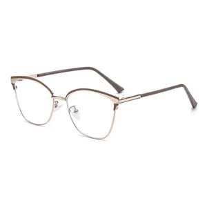 Elegante Blaulichtfilter Katzenaugen Brille für Damen, modische Metallfassung im Alltag.