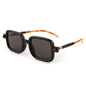 Classic square sunglasses for men and women, vintage UV protection shades for street fashion.