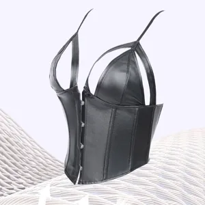 Haut corset découpé en cuir synthétique noir pour femme avec bretelles et boutons à l'avant.