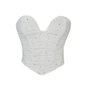 Top corsetto senza spalline in rete di paillettes bianche con scollo a cuore e bustier arricciato.