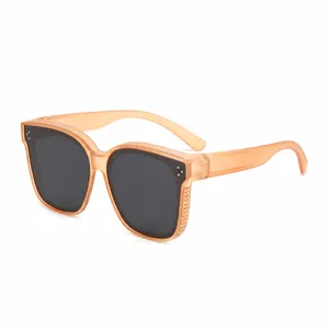 Occhiali da sole quadrati oversize per uomo e donna, elegante montatura arancione traslucida.